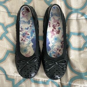 Vionic Black Flats with Bow and Cutout Design